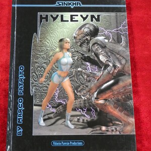 以下が含まれることがあります： 白文字で「Hyleyn」というタイトルが書かれた黒と銀の表紙の書籍。表紙には、白と青の服を着た女性が、大きく灰色の宇宙人の生き物の前に立っている。表紙の左側に「By Marco Patrito」というテキストがあり、下部に「Vittorio Pavesio Productions」というテキストがある。