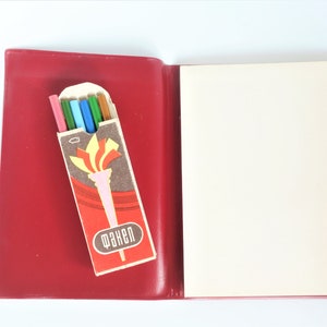 Taccuino sovietico vintage mai usato Blocco note in vinile con copertina rigida rossa. Libro di promemoria con pagine di carta bianca bianca degli anni '80 Diario antico retrò URSS sketchbook