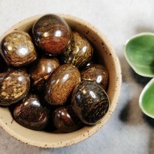 Bronzite cuddle stone - bronzite tumble - bronsit tumlad - bronzite healing stone