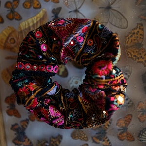BLACKFISH The Label Scrunchie Sacred Heart (Schwarz) - Stevie Nicks style Boho / Hippie Haargummi mit Samt bestickt