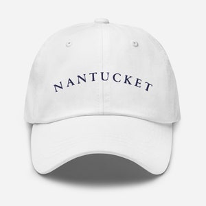 Può includere: Cappellino da baseball bianco con logo "NANTUCKET" ricamato in blu scuro.