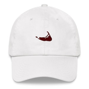 Può includere: Cappellino da baseball bianco con un contorno ricamato rosso dell'isola di Martha's Vineyard.