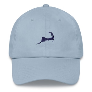 Könnte beinhalten: Eine hellblaue Baseballkappe mit einem gestickten Umriss der Insel Martha's Vineyard in Marineblau.