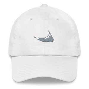 Può includere: Cappellino da baseball bianco con un contorno ricamato grigio di un'isola.