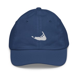 Può includere: Un cappello da baseball blu navy con un contorno bianco ricamato dell'isola di Martha's Vineyard.