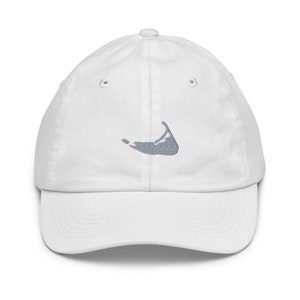 Può includere: Cappellino da baseball in cotone bianco con un contorno ricamato grigio dell'isola di Martha's Vineyard.