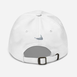 Può includere: Cappellino da baseball bianco con un contorno ricamato grigio di un'isola sul retro.