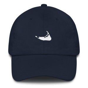 Può includere: Un cappello da baseball blu navy con un contorno bianco dell'isola di Martha's Vineyard.