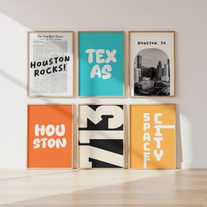 Puede incluir: Seis impresiones artísticas enmarcadas con varios diseños. Las impresiones presentan las palabras "HOUSTON ROCKS!", "TEXAS", "HOUSTON, TX", "HOUSTON", "713" y "CITY SPACE". La paleta de colores incluye turquesa, naranja, negro y beige.