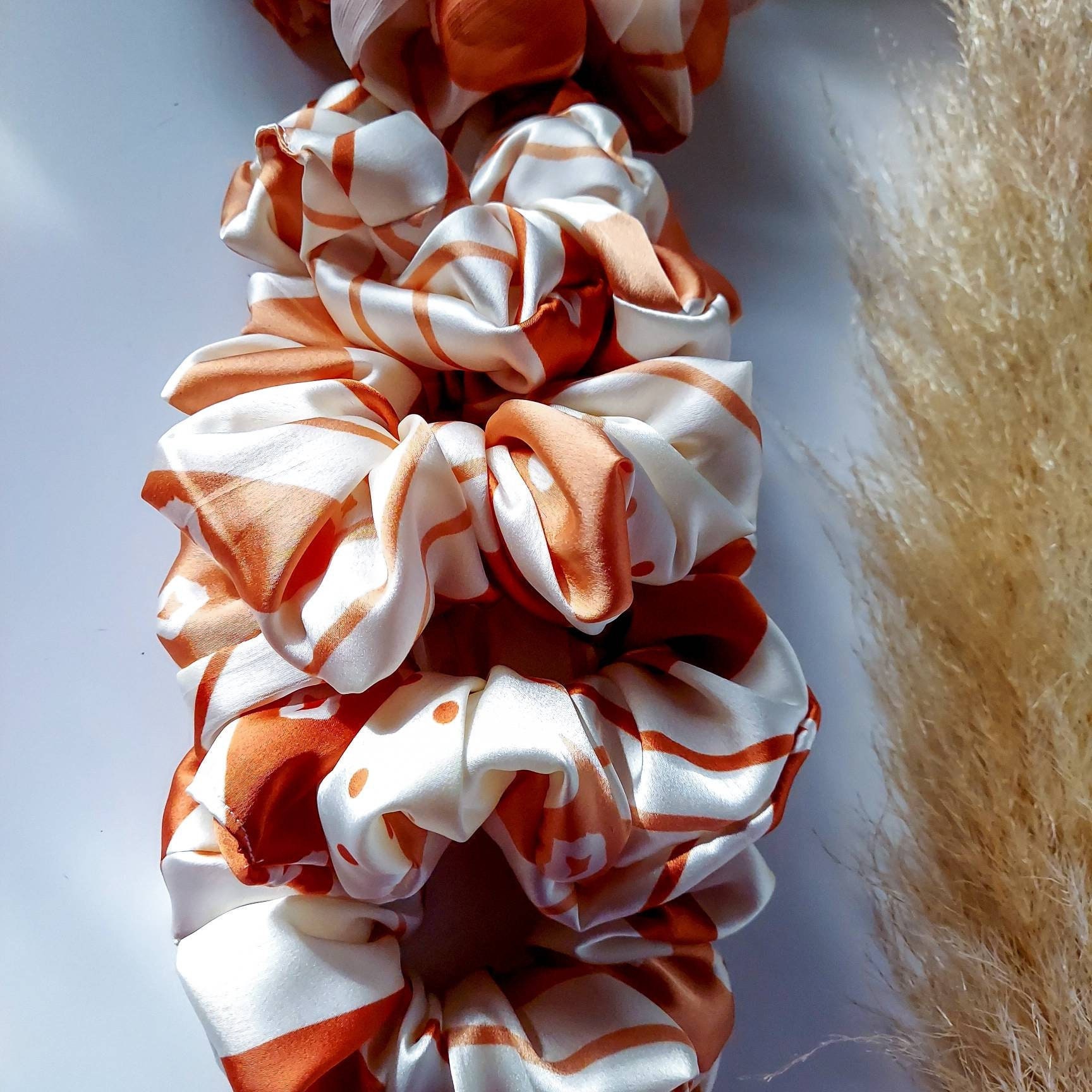 Silk GG scrunchie set in beige and ebony