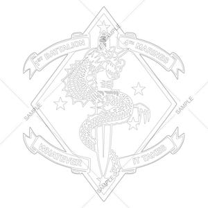 Puede incluir: Un dibujo en blanco y negro de un emblema de unidad militar. El emblema presenta un dragón envuelto alrededor de una espada, con estrellas y el texto "1st Battalion" y "4th Marines" en la parte superior y "Whatever It Takes" en la parte inferior.