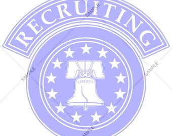 Peut inclure: Un emblème circulaire violet clair avec le mot "RECRUITING" en arc en haut. À l'intérieur du cercle, des étoiles et une représentation de la Cloche de la Liberté avec le mot "LIBERTY" en dessous.