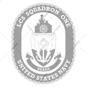 Puede incluir: Un emblema ovalado gris con el texto "LCS SQUADRON ONE UNITED STATES NAVY READY". El emblema presenta un faro, un ancla, rayos y un timón. El diseño está rodeado por un borde de cadena.