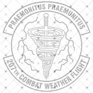 Puede incluir: Un emblema circular que presenta una espada central apuntando hacia abajo a través de un tornado estilizado, rodeado de rayos. El texto PRAEMONITUS PRAEMUNITUS está arqueado arriba y 207TH COMBAT WEATHER FLIGHT abajo en líneas grises.
