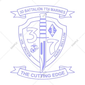 Puede incluir: Un emblema azul y blanco con un cuchillo, el texto "3D Battalion 7th Marines", y las palabras "Si Vis Pacem Para Bellum" y "The Cutting Edge".
