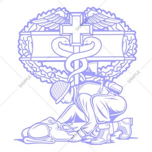 Op de afbeelding: Een lichtpaarse illustratie van een medisch embleem met een kruis, vleugels en een staf met twee slangen. Hieronder knielt een soldaat en verzorgt een gewonde persoon. Het woord "SAMPLE" staat op verschillende plaatsen afgedrukt.