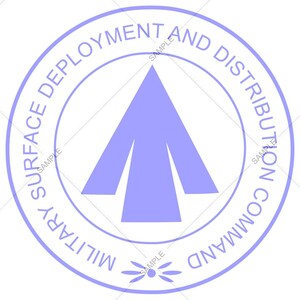 以下が含まれることがあります： 外側に「Military Surface Deployment and Distribution Command」という文字が書かれた紫色の円。円の中央には、上向きに尖った紫色の三角形がある。