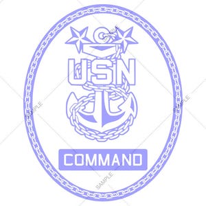 Può includere: Un emblema USN Command viola chiaro con un'ancora avvolta in una catena, due stelle e le lettere "USN". L'emblema è circondato da un bordo a catena e la parola "COMMAND" è visualizzata in un rettangolo.
