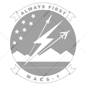 Puede incluir: Un emblema redondo gris y blanco con el texto "ALWAYS FIRST" en una pancarta blanca en la parte superior. El emblema presenta un rayo blanco con dos aviones blancos volando sobre una cordillera blanca. El texto "MACS-1" está en la parte inferior del emblema.
