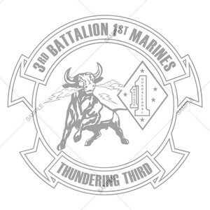Może przedstawiać: Czarno-biała ilustracja głowy byka z błyskawicami wychodzącymi z jego pyska. Byk jest otoczony okręgiem z tekstem "3rd Battalion 1st Marines" i "Thundering Third".
