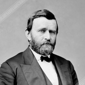 Puede incluir: Un retrato en blanco y negro de un hombre con barba y bigote que lleva un traje y una corbata de lazo.