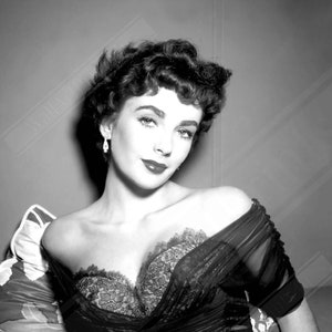 Elizabeth Taylor Poster, Sex Symbol, Rare Photo - Iconic Elizabeth Taylor Print - Hollywood Silver Screen Star UK, EU USA Domestic Shipping