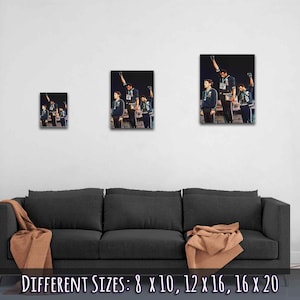 Puede incluir: Una fotograf&iacute;a en blanco y negro de tres atletas levantando el pu&ntilde;o en el aire. Los atletas llevan ch&aacute;ndales azules y est&aacute;n de pie en un podio. La imagen est&aacute; disponible en diferentes tama&ntilde;os: 20,3 x 25,4 cm, 30,5 x 40,6 cm, 40,6 x 50,8 cm.