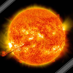 以下が含まれることがあります： 太陽のクローズアップ画像。大きく明るいオレンジ色の火の玉で、表面は燃えるような質感。太陽は、明るく暗い渦巻く炎のガスからなるハローに囲まれている