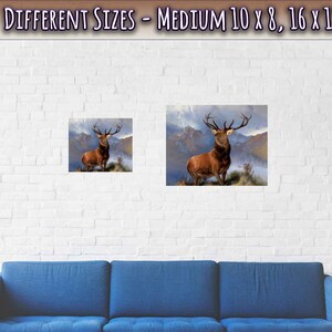 Peut inclure: Une peinture repr&eacute;sentant un cerf &eacute;laphe rouge debout dans un paysage de montagne. Le cerf a de grands bois et regarde directement le spectateur. L'arri&egrave;re-plan est d'un bleu et d'un vert brumeux, avec des montagnes au loin. La peinture est encadr&eacute;e et accroch&eacute;e &agrave; un mur de briques blanches.