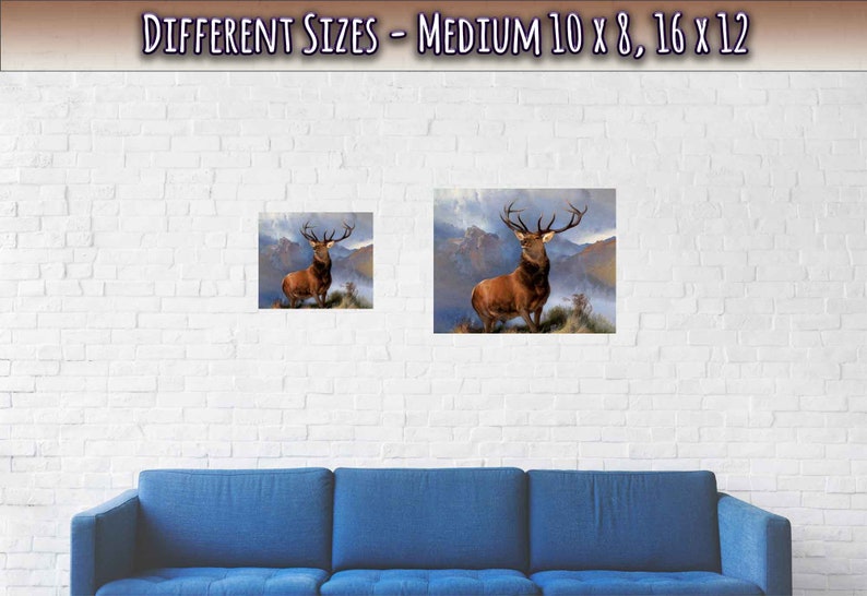 Peut inclure: Une peinture repr&eacute;sentant un cerf &eacute;laphe rouge debout dans un paysage de montagne. Le cerf a de grands bois et regarde directement le spectateur. L'arri&egrave;re-plan est d'un bleu et d'un vert brumeux, avec des montagnes au loin. La peinture est encadr&eacute;e et accroch&eacute;e &agrave; un mur de briques blanches.