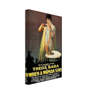 Pode incluir: Cartaz de filme vintage anunciando o filme "When a Woman Sins" estrelado por Theda Bara. O cartaz apresenta uma mulher em uma túnica amarela segurando um copo de líquido. O texto no cartaz diz "William Fox Presents Theda Bara in When a Woman Sins The Regeneration of a Modern Vampire Story by Betta Breuil Le Lloyd Sheldon Gordon Edwards A Theda Bara Super Production Fox Film Corporation."
