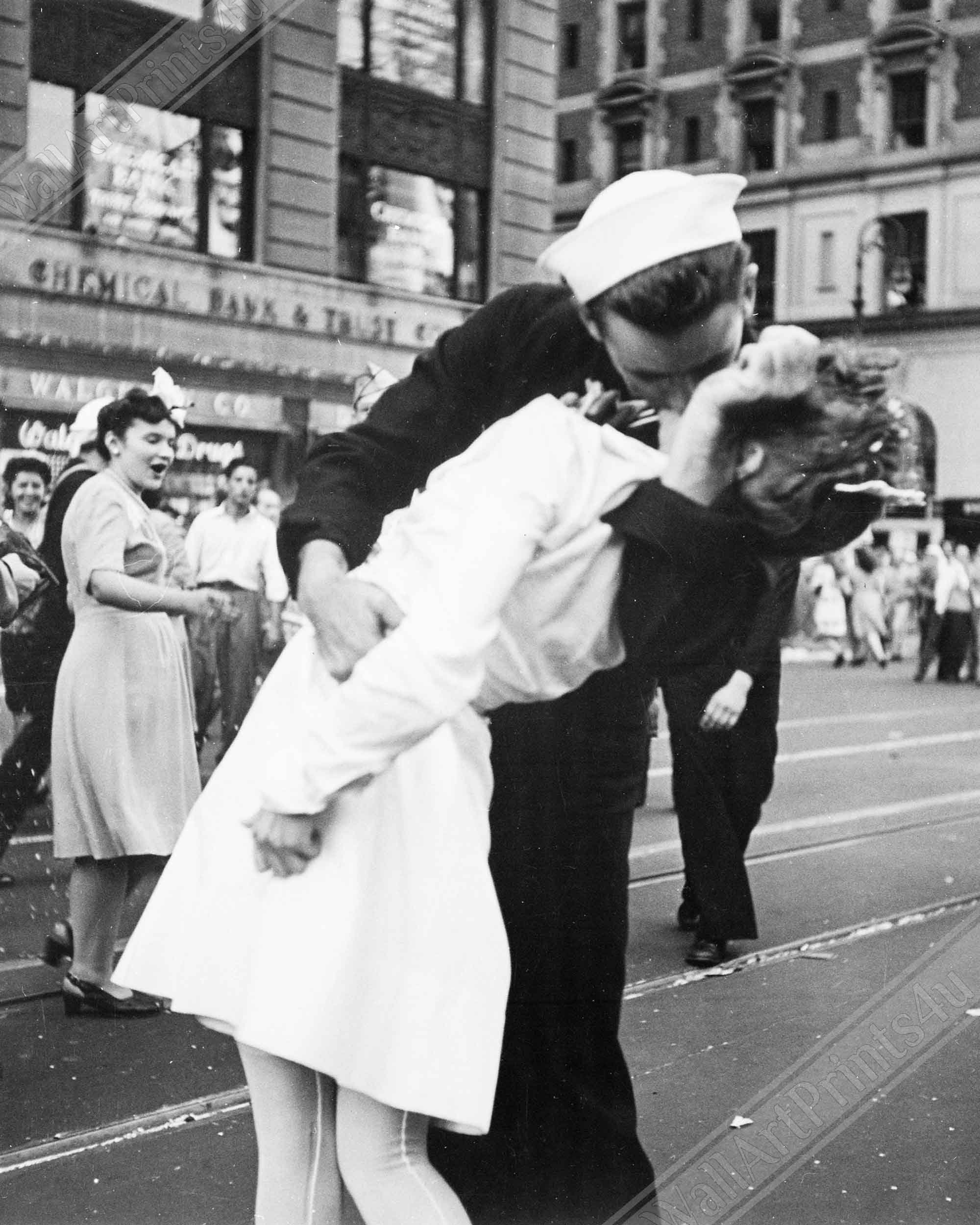 Vj Day Poster, Famous Photo Print From 1945, Sailor Kissing A Nurse Poster, Kissing The War Goodbye UK, EU USA Domestic Shipping