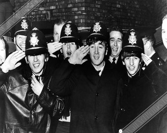 Póster de los Beatles: Foto antigua con la policía en el Hipódromo de Birmingham