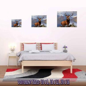 Peut inclure: Une impression encadr&eacute;e d'un cerf &eacute;laphe rouge debout dans un paysage de montagne. Le cerf a de grands bois et regarde directement le spectateur. L'impression est disponible en trois tailles&nbsp;: 10&nbsp;x&nbsp;8, 16&nbsp;x&nbsp;12 et 20&nbsp;x&nbsp;16&nbsp;pouces.