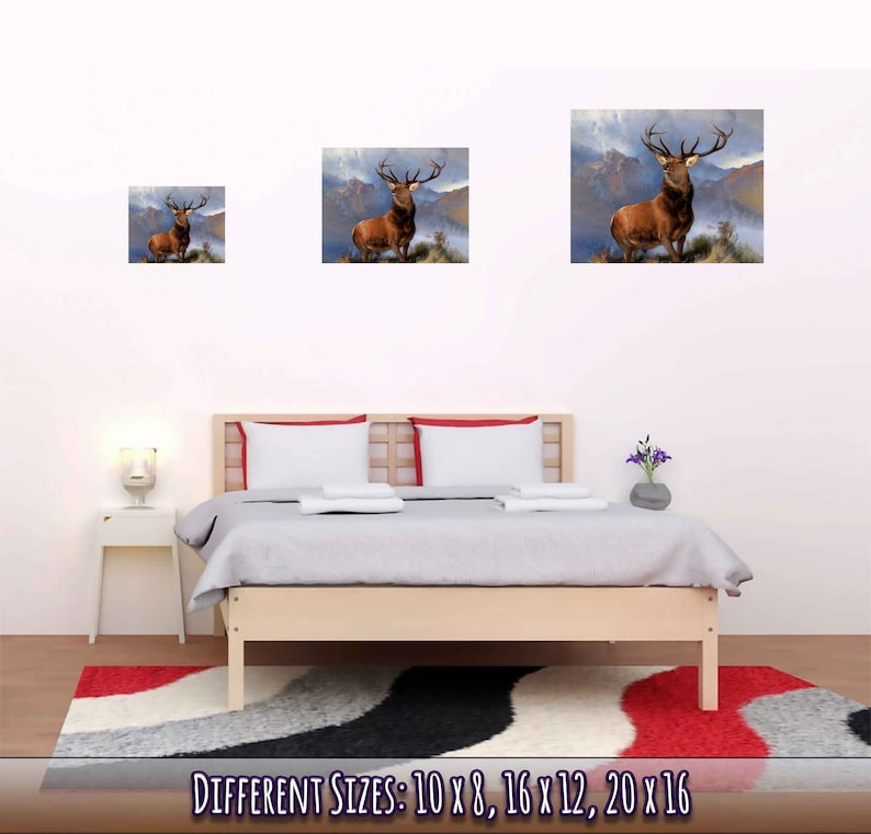 Peut inclure: Une impression encadr&eacute;e d'un cerf &eacute;laphe rouge debout dans un paysage de montagne. Le cerf a de grands bois et regarde directement le spectateur. L'impression est disponible en trois tailles&nbsp;: 10&nbsp;x&nbsp;8, 16&nbsp;x&nbsp;12 et 20&nbsp;x&nbsp;16&nbsp;pouces.