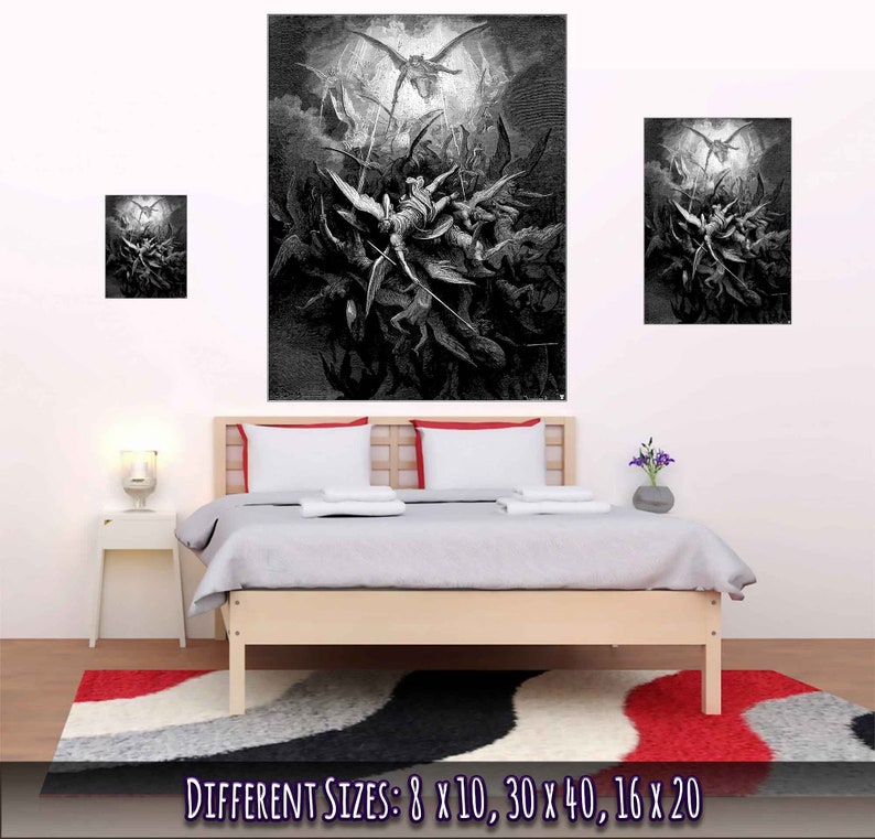 Puede incluir: Una ilustraci&oacute;n en blanco y negro de una escena de la Biblia, que representa la ca&iacute;da de Lucifer y sus &aacute;ngeles del cielo. La imagen muestra un gran grupo de &aacute;ngeles cayendo del cielo, con Lucifer en el centro. La imagen est&aacute; enmarcada y se muestra en una pared sobre una cama.