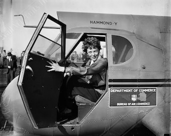 Manifesto fotografico d'epoca di Amelia Earhart: aviatrice americana in aereo