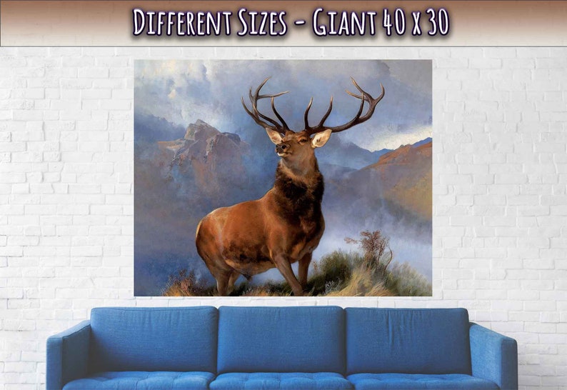 Peut inclure: Une peinture repr&eacute;sentant un grand cerf brun aux bois debout dans un paysage montagneux brumeux. Le cerf regarde vers la gauche et les montagnes sont en arri&egrave;re-plan. La peinture est intitul&eacute;e "Different Sizes - Giant 40 x 30".