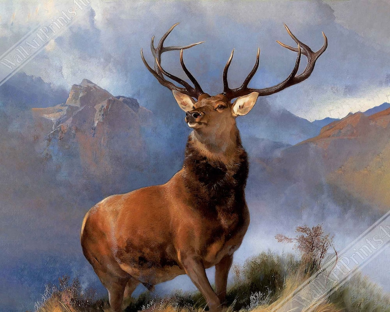 Peut inclure: Une peinture repr&eacute;sentant un grand cerf brun avec de grands bois debout dans un paysage montagneux. Le cerf fait face au spectateur et a une expression s&eacute;rieuse. L'arri&egrave;re-plan est d'un bleu et d'un violet brumeux, avec des montagnes au loin.