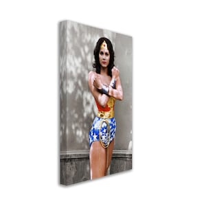 Płótno Lyndy Carter Wonder Woman, zabytkowe zdjęcie Wonder Woman z 1976 r. Wydruk na płótnie Lyndy Carter Wonder Woman.