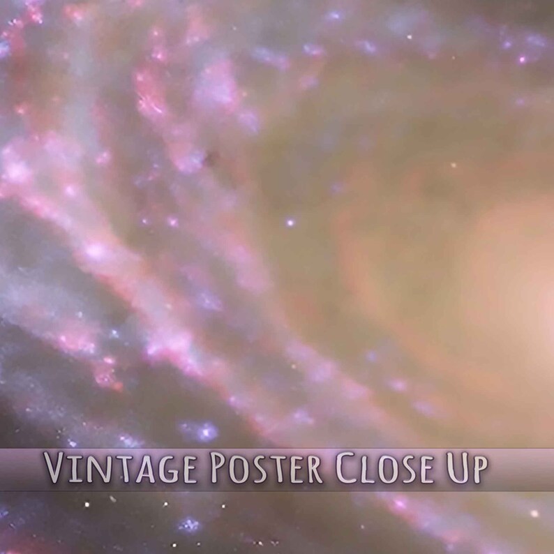 Pode incluir: Um close-up de um p&ocirc;ster vintage com uma gal&aacute;xia girat&oacute;ria em tons de rosa e roxo. O texto "Vintage Poster Close Up" est&aacute; na parte inferior da imagem.