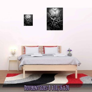 Puede incluir: Impresi&oacute;n en lienzo en blanco y negro de una escena dram&aacute;tica con m&uacute;ltiples figuras y una criatura alada. La impresi&oacute;n se muestra sobre una cama con ropa de cama blanca y una alfombra roja y blanca. El texto "DIFFERENT SIZES: 8 X 10, 16 X 20" se muestra debajo de la alfombra.