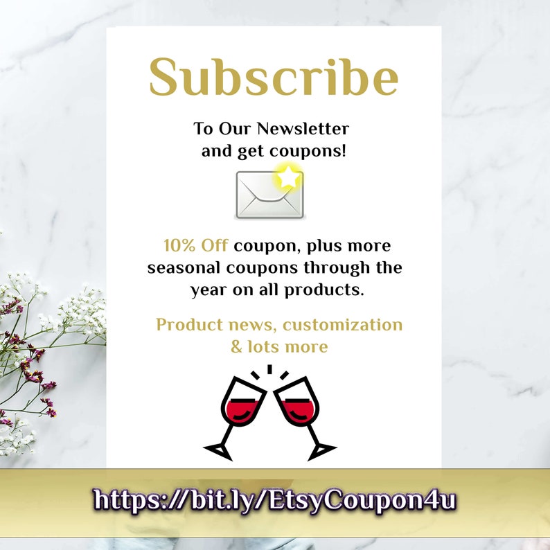 Puede incluir: Una tarjeta blanca con texto dorado que dice "Subscribe to Our Newsletter and get coupons!" con una ilustraci&oacute;n de un sobre con una estrella. La tarjeta tambi&eacute;n dice "10% Off coupon, plus more seasonal coupons through the year on all products. Product news, customization & lots more" con una ilustraci&oacute;n de dos copas de vino brindando. La tarjeta tambi&eacute;n incluye el texto "https://bit.ly/EtsyCoupon4u".