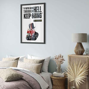 Könnte beinhalten: Ein gerahmtes Motivationszitat von Winston Churchill: "Wenn du durch die Hölle gehst, geh weiter." Das Zitat ist in Schwarzweiß auf weißem Hintergrund gedruckt, mit einem roten, weißen und blauen Bild von Churchill im Hintergrund.