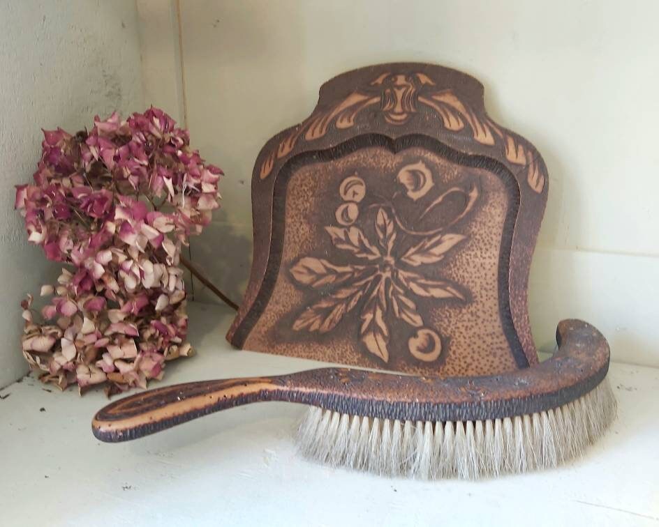 Rare Français Ensemble de Brosse en Bois Poker Work et Plateau à Miettes, Fabriqué 1924