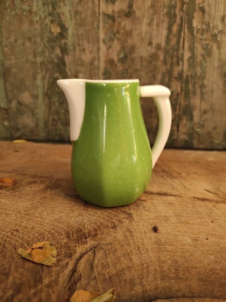Pichet à Lait Français Millésimé en Vert et Blanc, Aluminite Frugier, Limoges