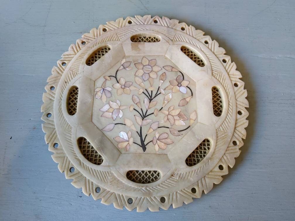 Incroyable Assiette Indienne Vintage en Marbre Sculpté avec Incrustation de Nacre