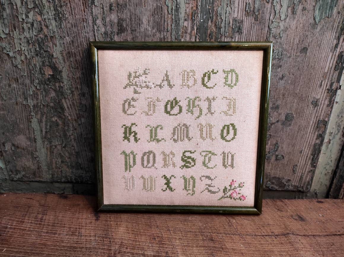 Français Alphabet Brodé Vintage, Dans Des Tons de Vert