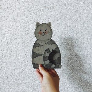 Vintage Handbemalter Holzblock Graue Katze mit Streifen - Notiz- oder Kartenhalter - Marianne Browne Artist - Cottage Farmhouse Nursery Decor