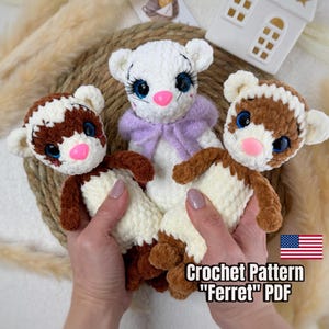 Puede incluir: Tres peluches de hurón hechos a mano con ganchillo en colores blanco, marrón y crema. Cada hurón tiene ojos azules, una nariz rosa y un diseño lindo. El texto "Crochet Pattern 'Ferret' PDF" es visible.